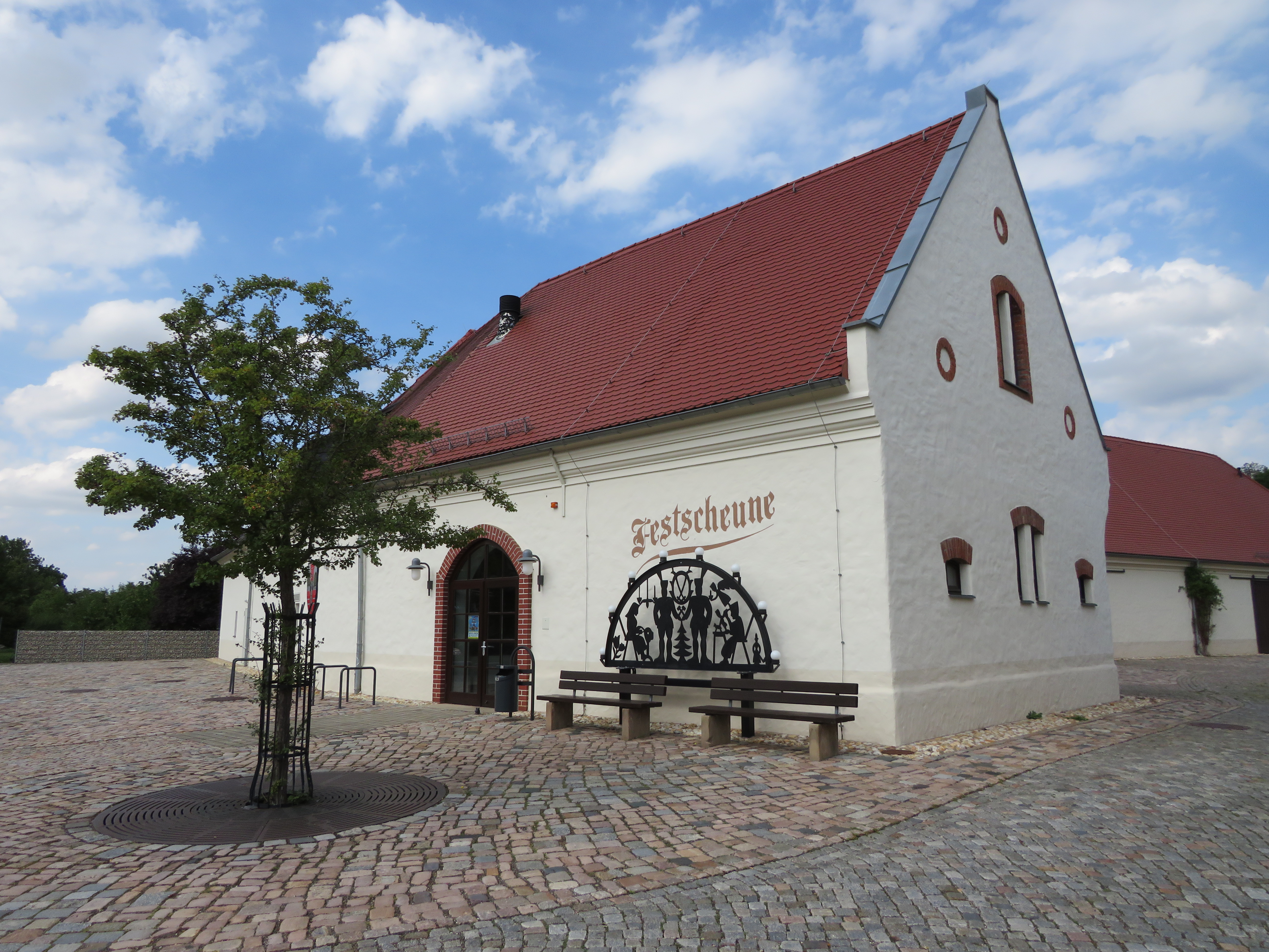 Außenansicht der Festscheune Thurm