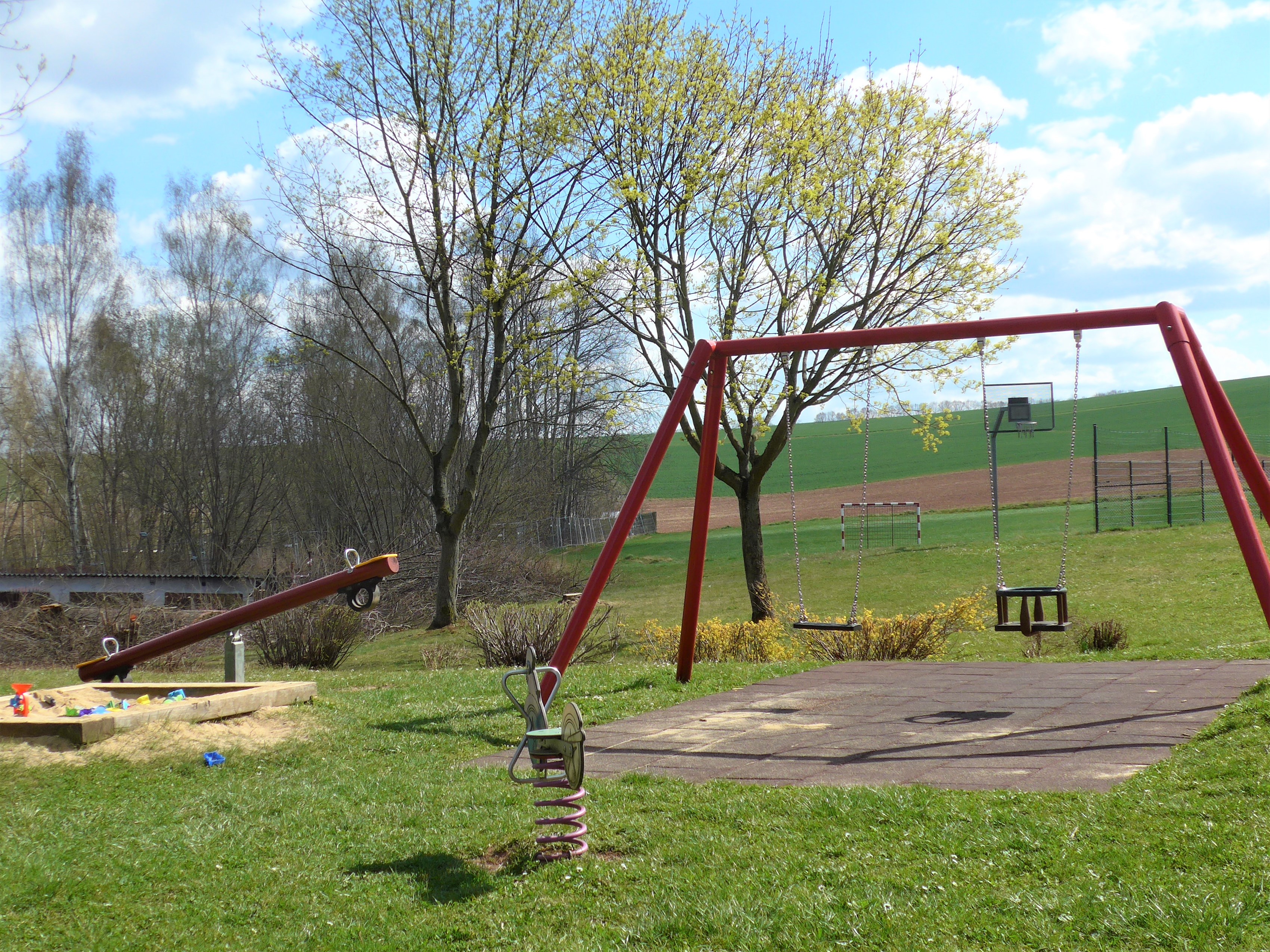 Spielplatz in Mülsen St. Jacob mit Basketballkorb, Fußballtor, Doppelschaukel, 3 Bänke, Sandkasten, Federwipptier, Wippe viersitzig