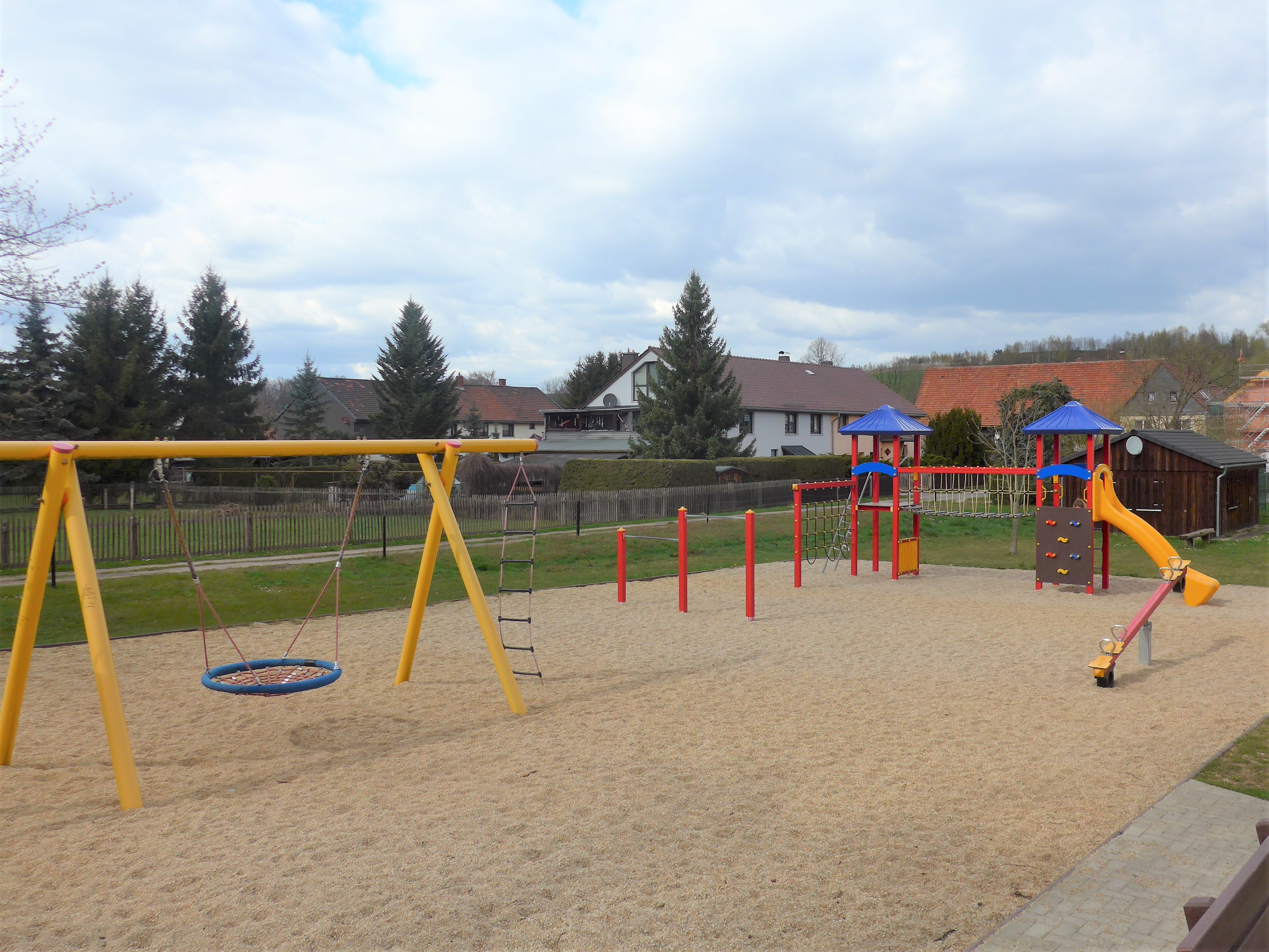 Spielplatz in Niedermülsen mit Schaukelkombination, Kletter-Rutschen-Kombination, 2 Federspielgeräte, Wippe viersitzig, 2 Bank- und Tischkombinationen, 2 Fußballtore, Fußballplatz, Volleyballplatz, Tischtennisplatte