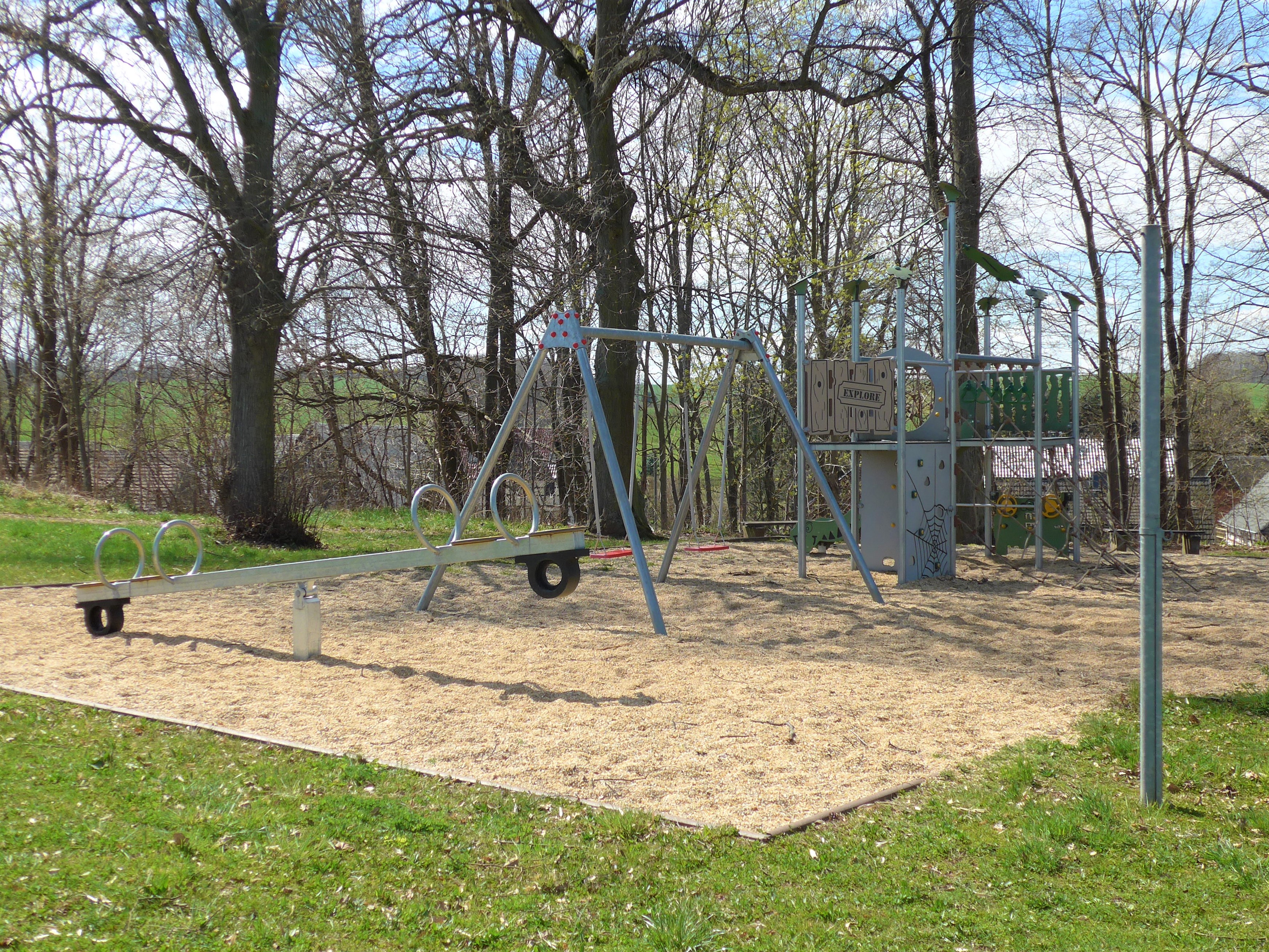 Spielplatz in Ortmannsdorf mit Spielkombination Turm, Rutsche und Kletternetz, Sandkasten, Doppelschaukel, 4-sitzige Wippe, Federwippe, 2 Bänke