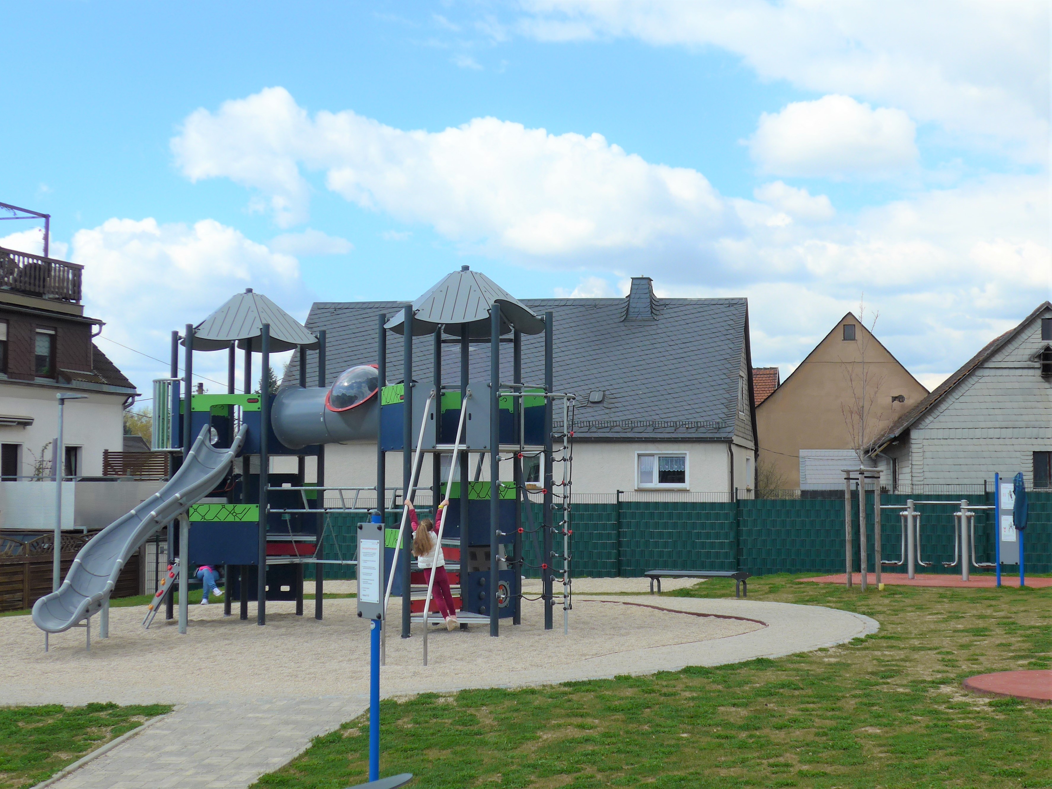 Spielplatz Mülsen St. Micheln mit Kletterkombination mit Rutsche, Schaukel, Sportgeräte, Mehrpunktwippgerät, Wipptier, Mehrzweckspielfeld mit Flutlichtanlage, Bänke, Bücherhaus