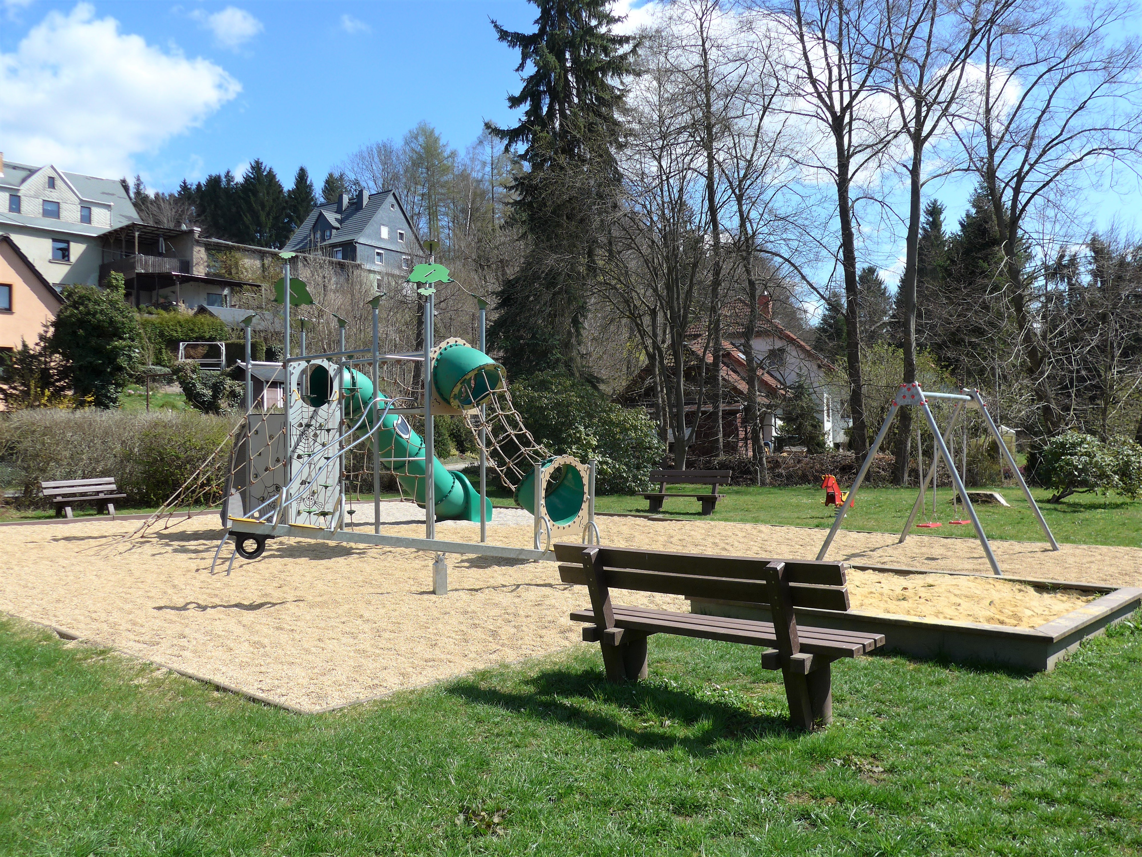 Spielplatz in Marienau mit Spielkombination 2 Türme, Rutsche und Kletternetz, Sandkasten, Doppelschaukel, 4-sitzige Wippe, Federwippe, 2 Bänke