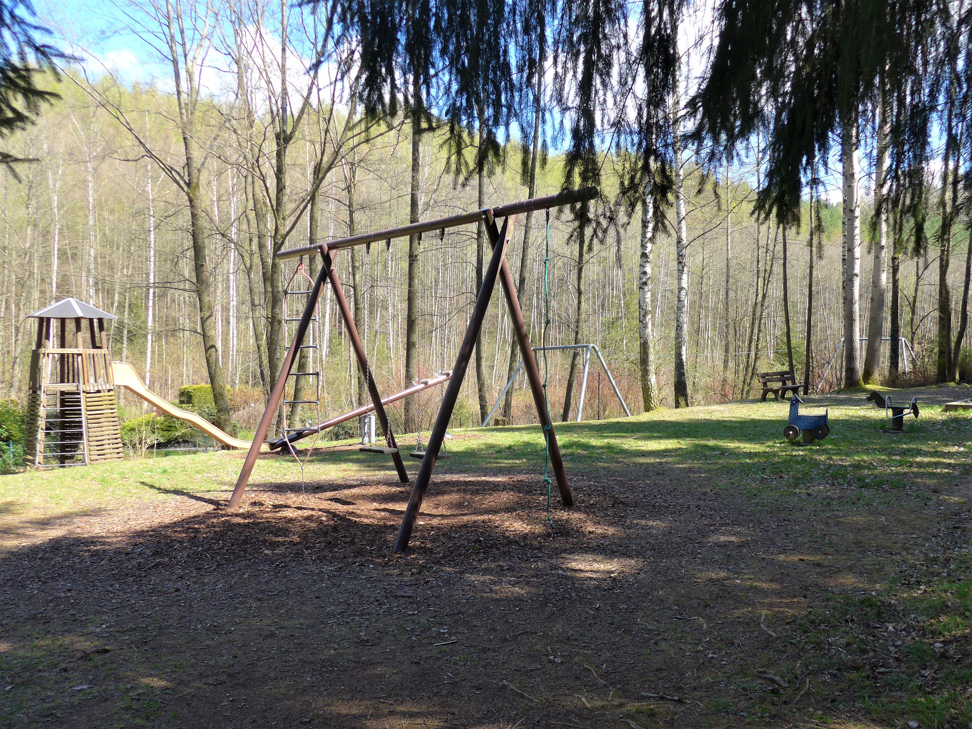 Spielplatz in Neuschönburg mit Wippe viersitzig, Sandkasten, Schaukelkombination, Seilbahn, Turm mit Rutsche, 2 Sitzgelegenheiten