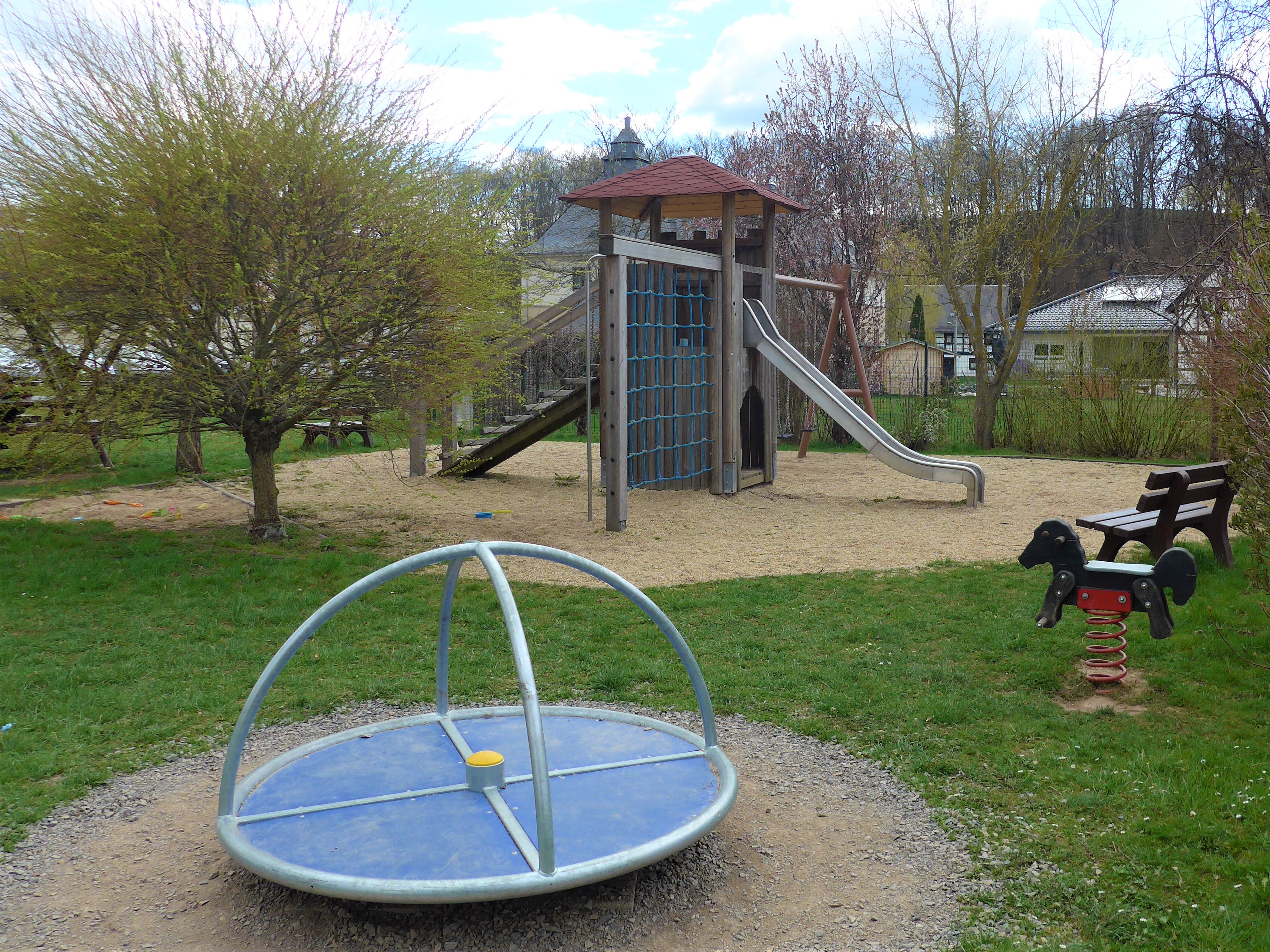 Spielplatz in Stangendorf mit Spielkombination Turm, Schaukel und Kletternetz, Sandkasten, Stehkarussell, Federwipptier, 6 Bänke, 3 Hochbänke, Handballtor mit Basketballkorb, Tischtennisplatte