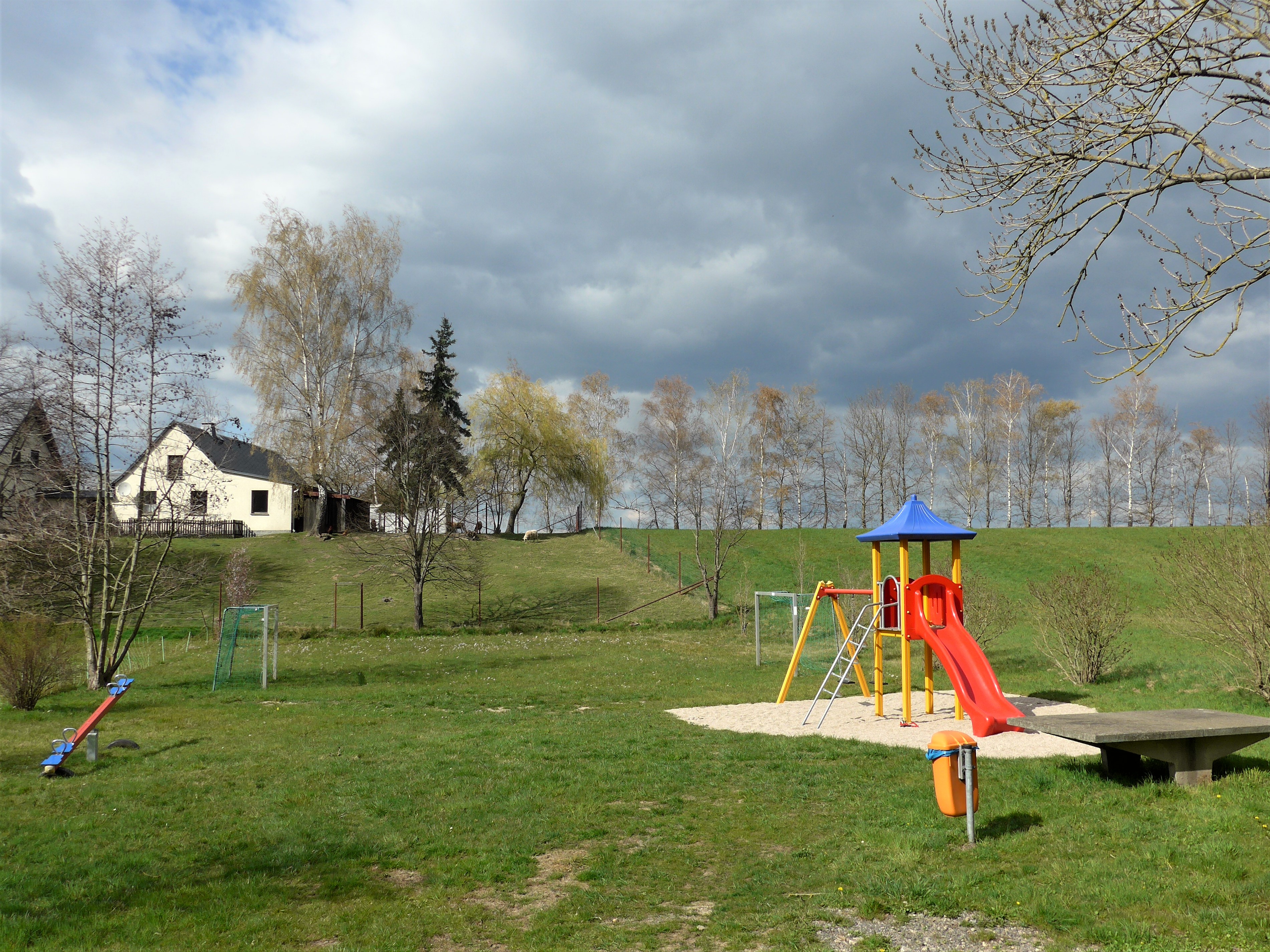 Spielplatz in Wulm mit Turm-Kletter-Kombination, Doppelschaukel, Babyschaukel, Doppelwippe, Sandkasten, Federtier, 2 Bänke