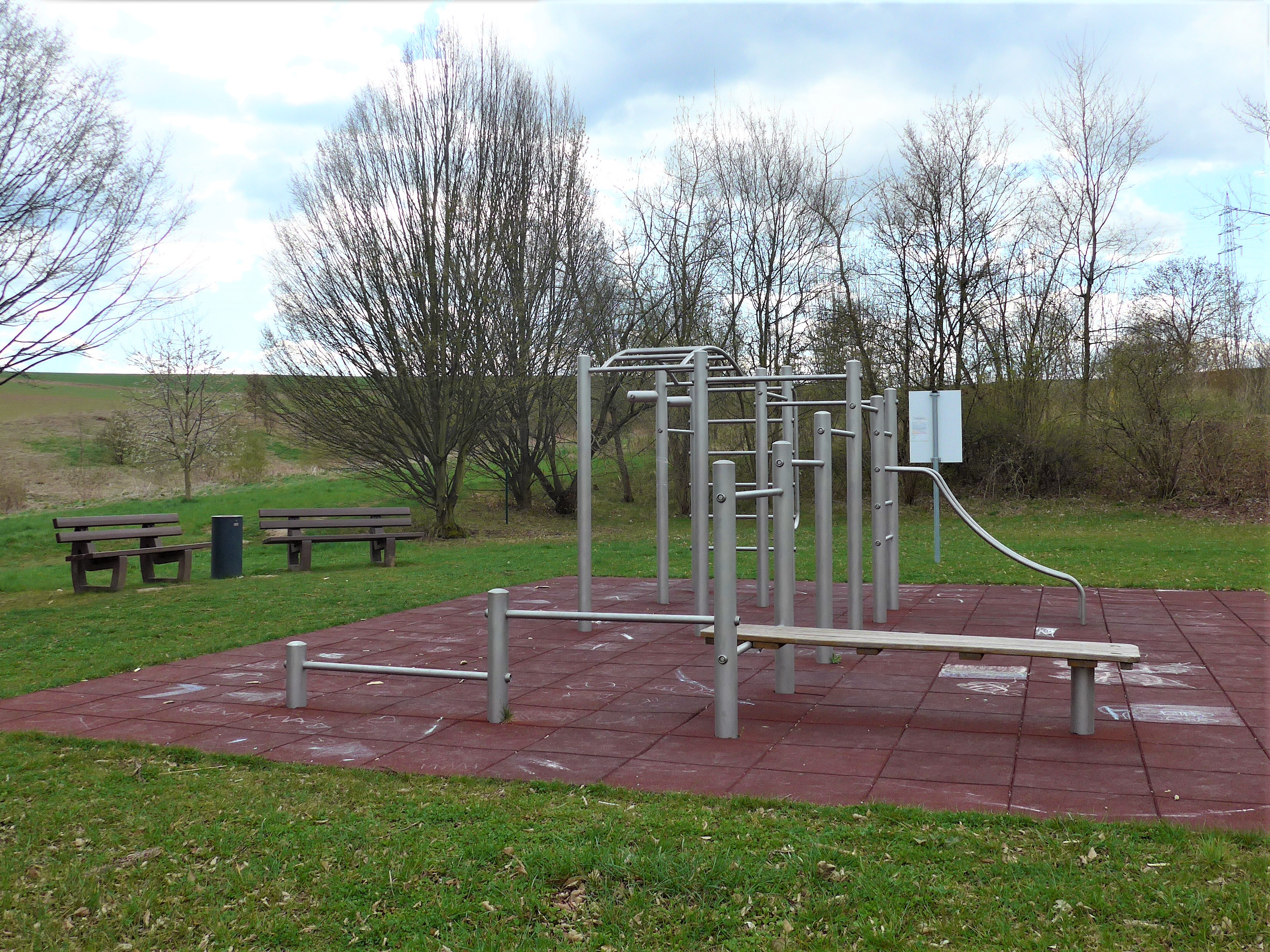 Spielplatz in Thurm mit Calisthenics-Gerät, 3 Bänke